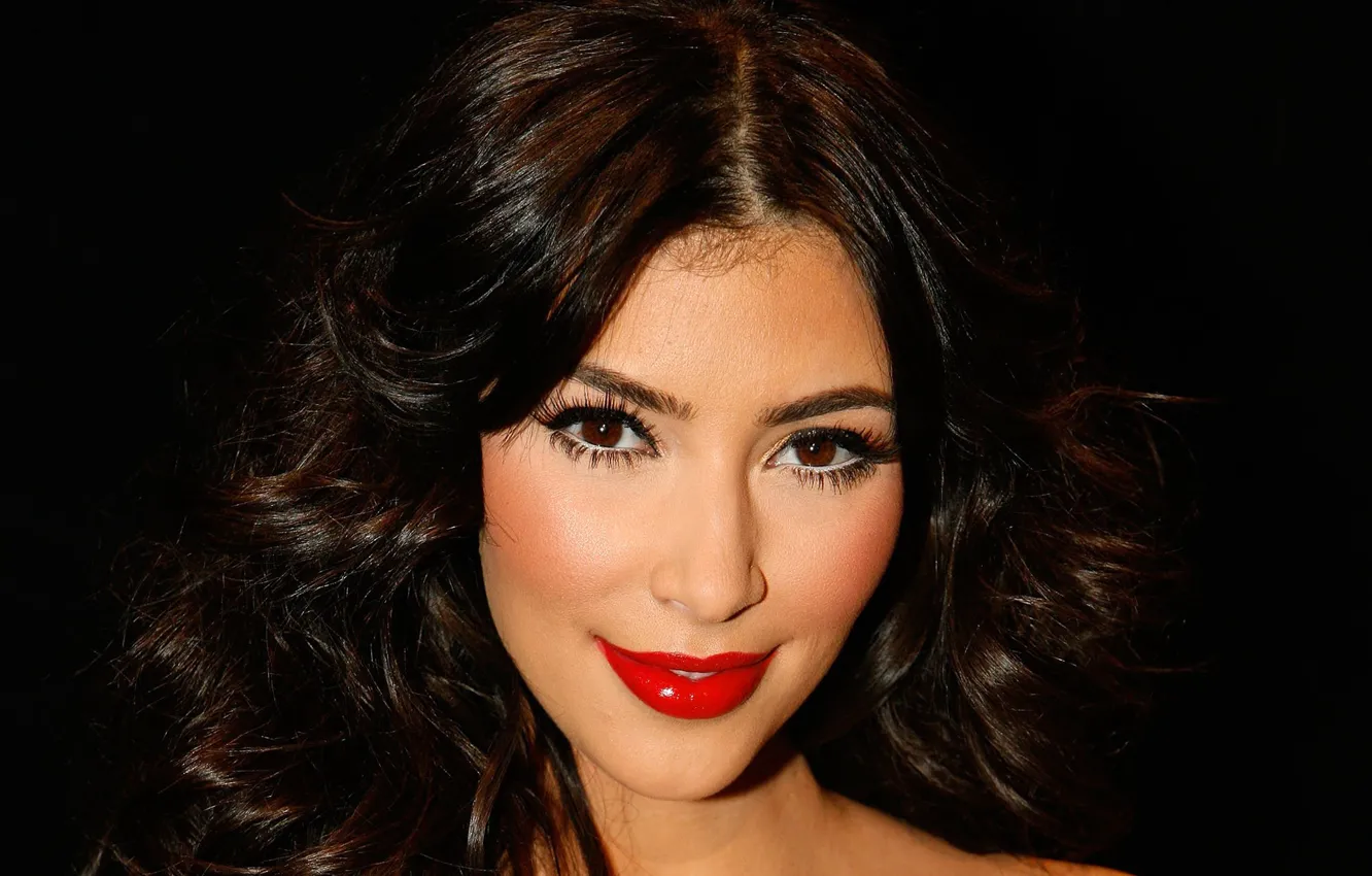 Фото обои взгляд, модель, актриса, помада, брюнетка, губы, Kim Kardashian