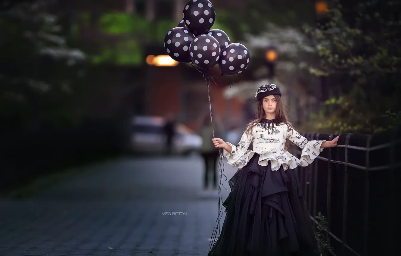 Фото обои шары, улица, девочка