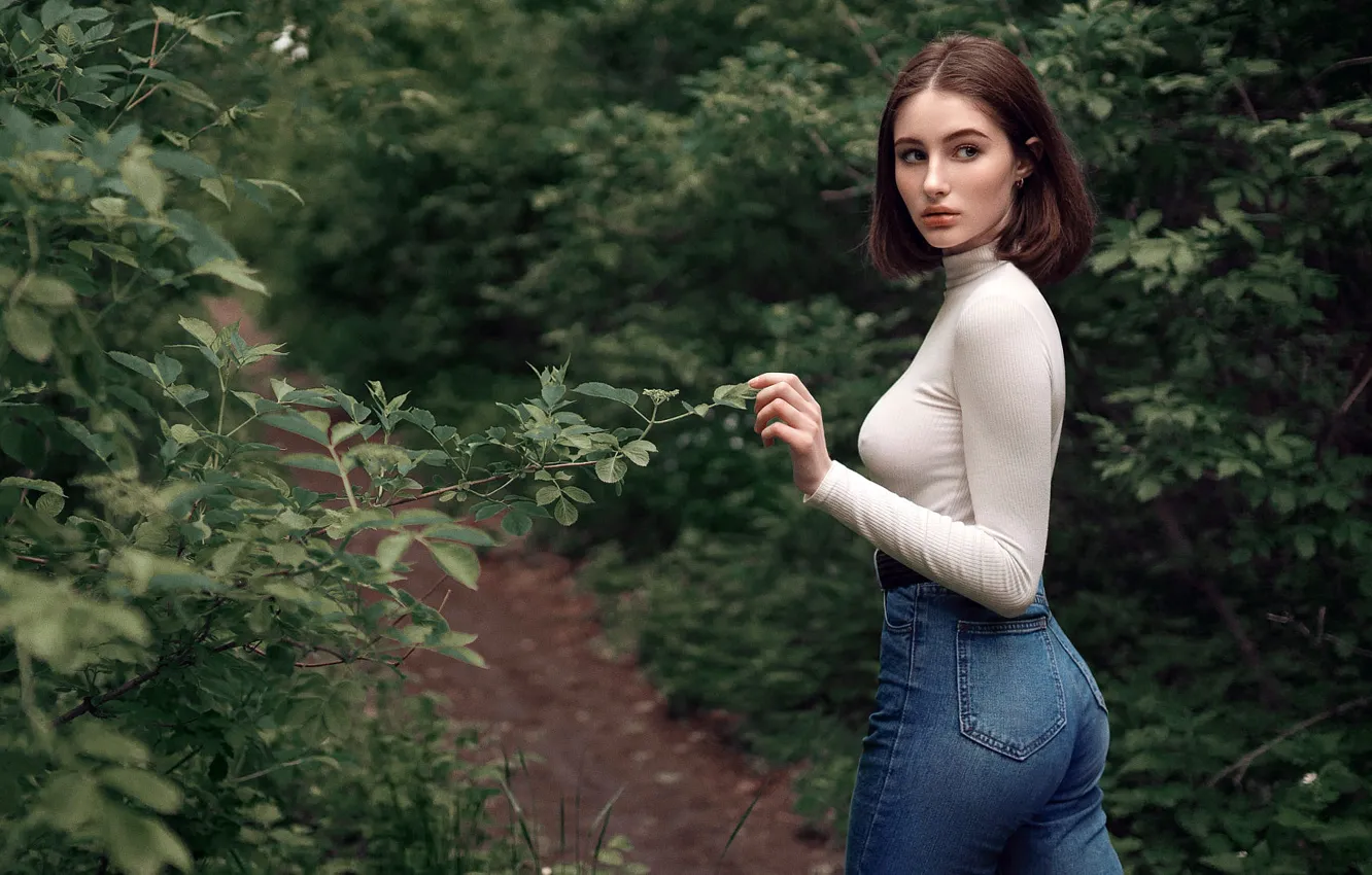Фото обои попка, джинсы, Alina, фигура, прическа, шатенка, кофточка, кофта