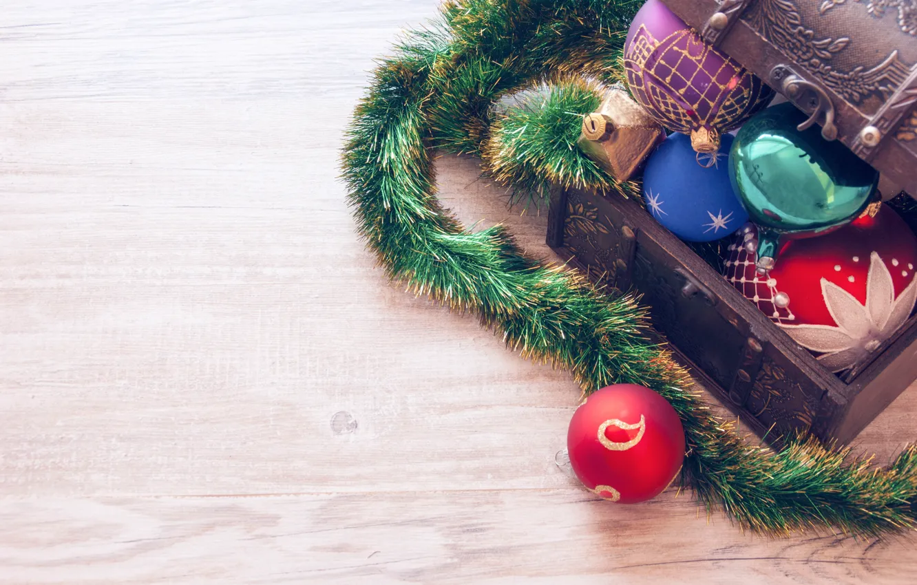Фото обои праздник, шары, игрушки, Рождество, Новый год, мишура, разноцветные, сундучок