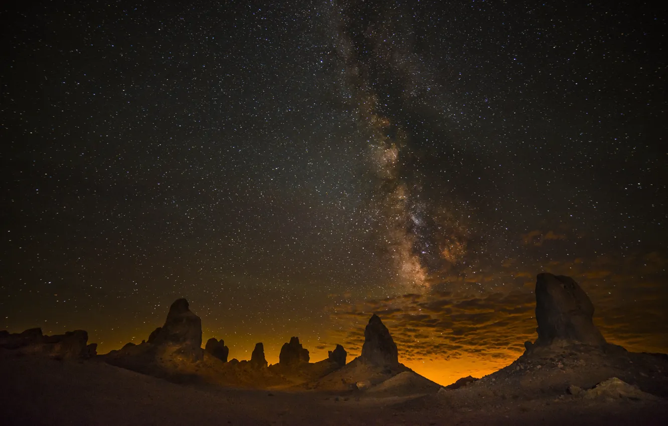 Фото обои небо, звезды, ночь, скалы, пустыня, млечный путь, California, USА
