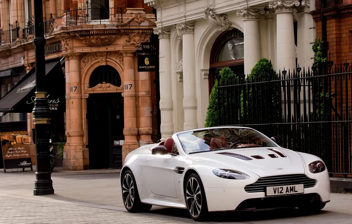 Фото обои Aston Martin, Город, Белый, Кабриолет, Капот, V12, Люкс, Передок