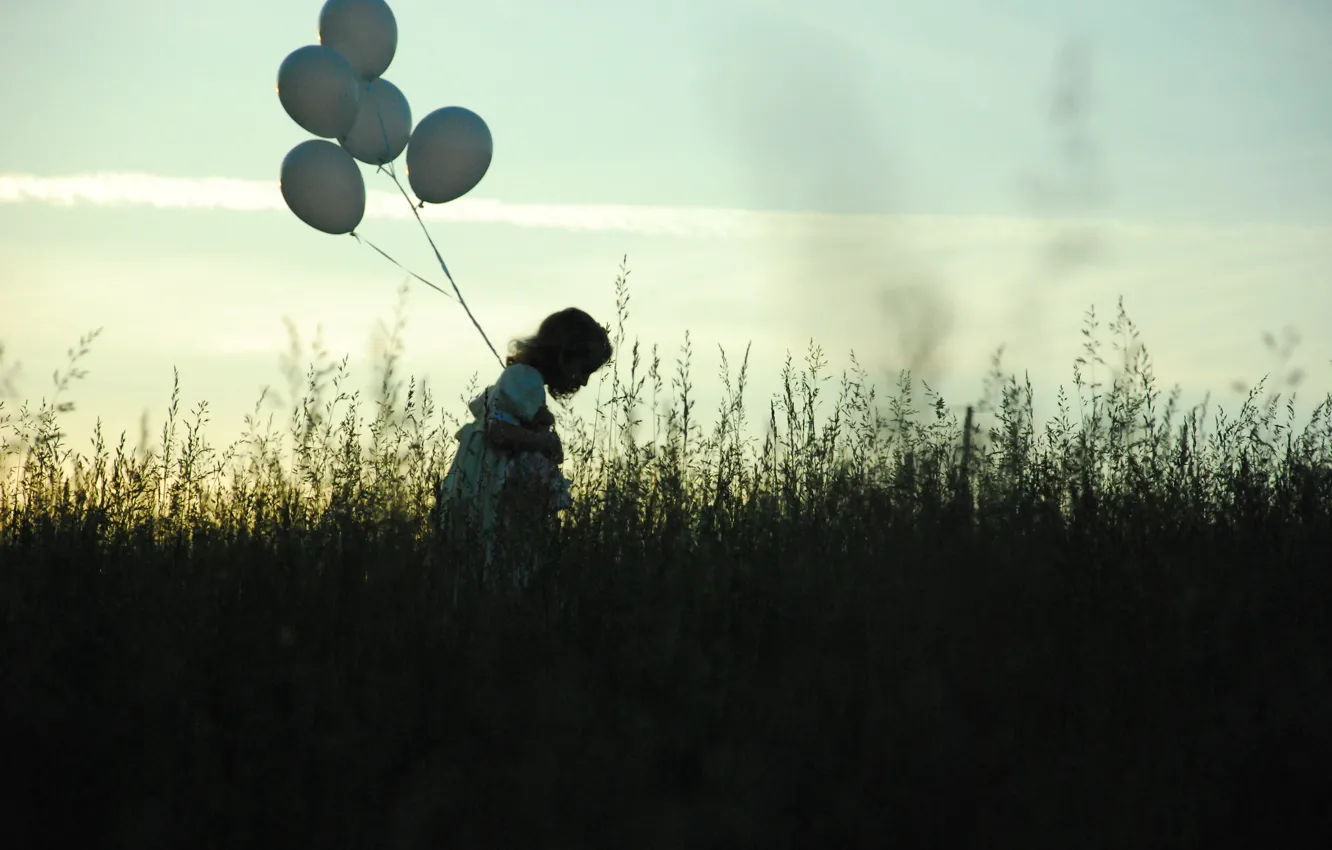 Фото обои грусть, поле, небо, трава, шарики, одиночество, вечер, девочка