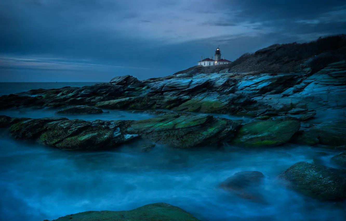 Фото обои море, ночь, синий, огни, скалы, маяк, сумерки