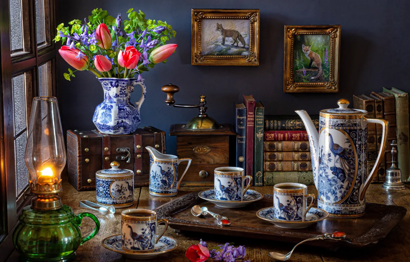 Фото обои цветы, стиль, книги, лампа, кофе, букет, чашки, тюльпаны