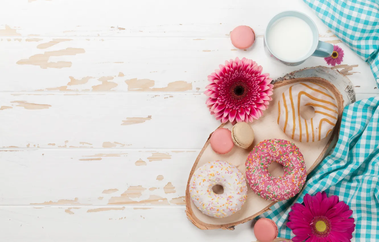 Фото обои цветы, завтрак, пончики, герберы, wood, pink, flowers, breakfast