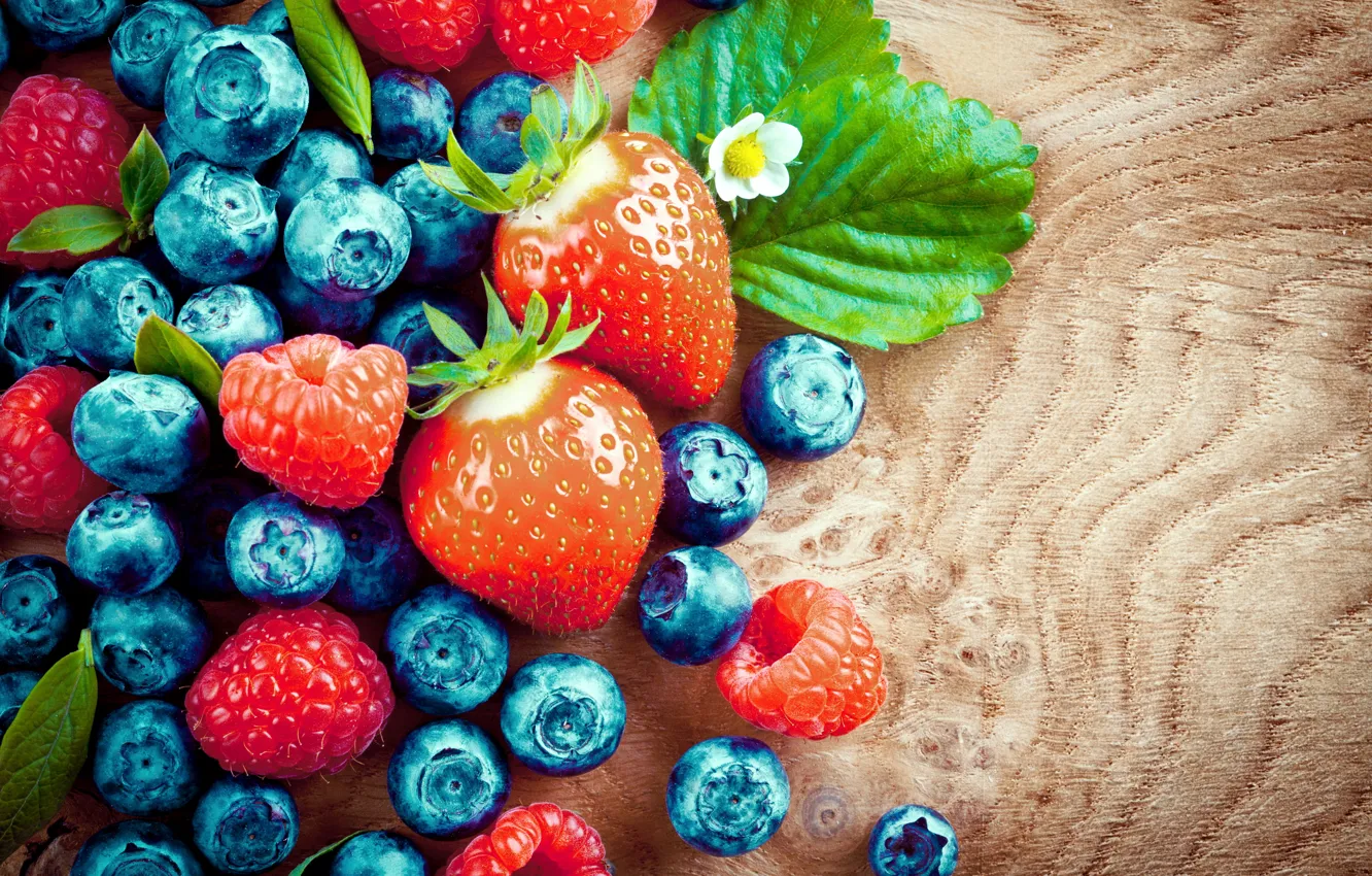 Фото обои ягоды, малина, черника, клубника, wood, strawberry, blueberry, raspberry