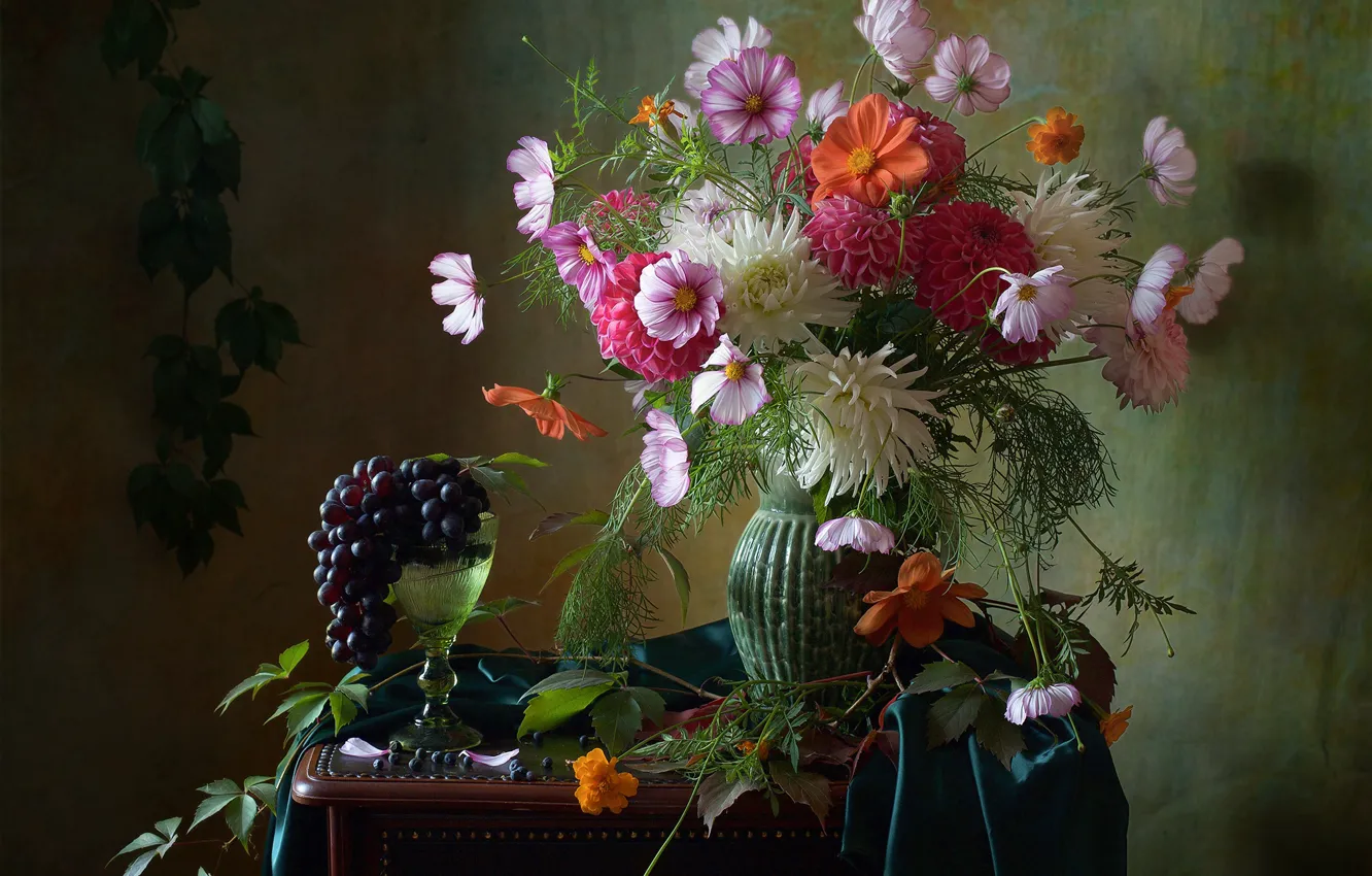 Фото обои цветы, ягоды, бокал, виноград, гроздь, ткань, ваза, натюрморт
