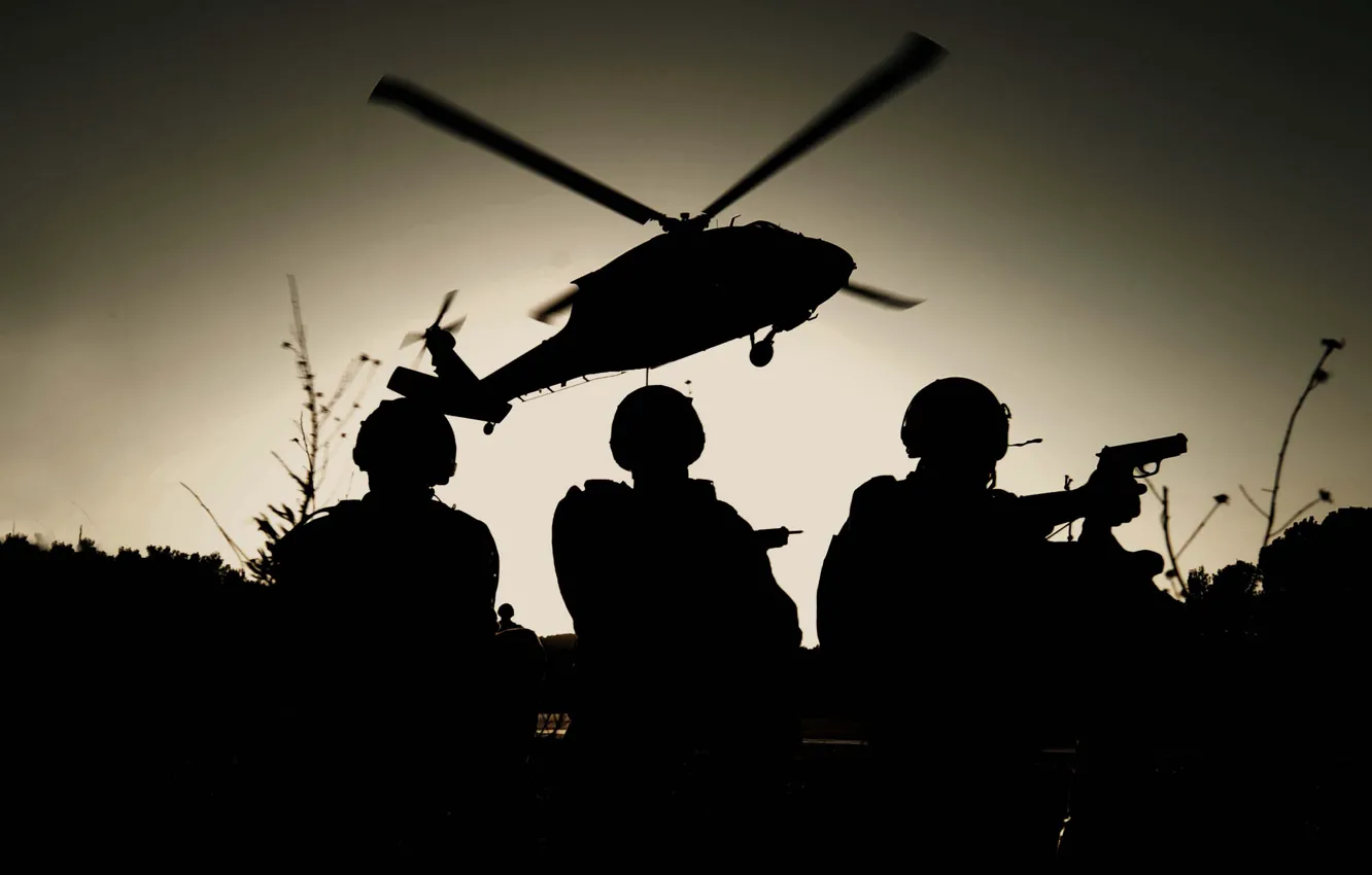 Фото обои вертолет, солдаты, силуэты, спецназ, высадка, black hawk, МН-60К, ночи.