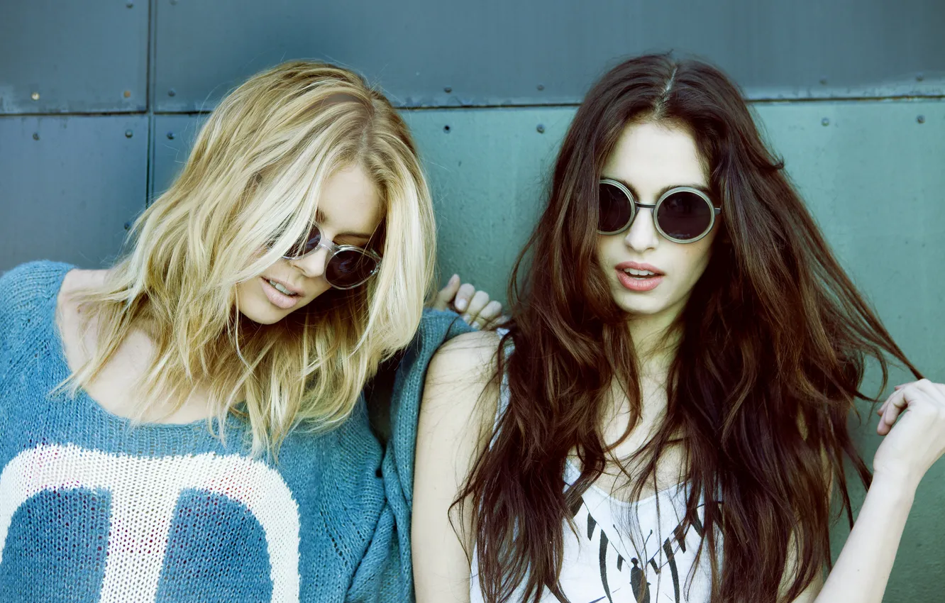 Фото обои девушки, брюнетка, очки, блондинка, молодые