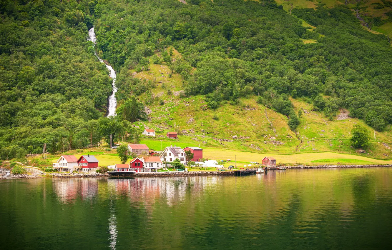 Фото обои река, берег, растительность, течение, гора, дома, склон, Норвегия