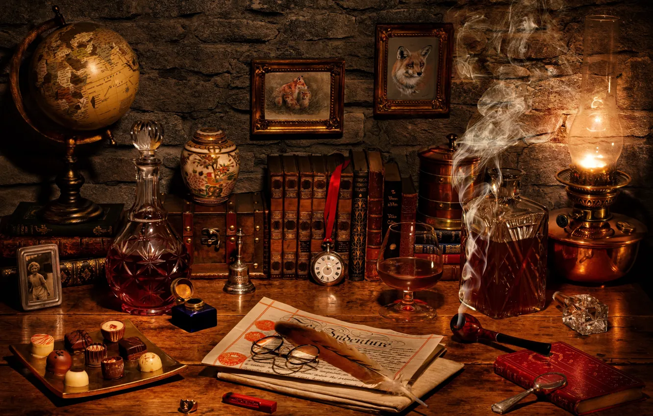 Фото обои стиль, перо, дым, часы, бокал, книги, лампа, трубка