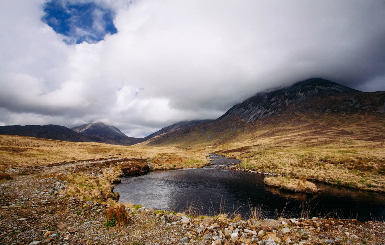 Фото обои трава, облака, горы, озеро, камни, Шотландия