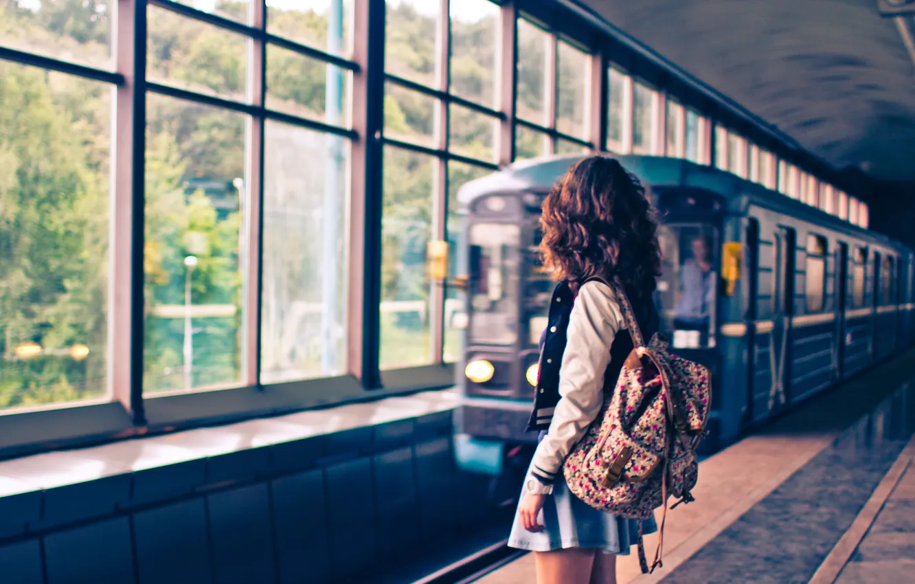 Фото обои девушка, метро, вагон, Москва, рюкзак, платформа, metro