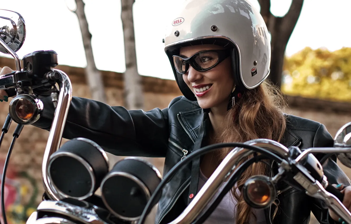 Фото обои девушка, лицо, улыбка, мотоцикл, шлем, кожаная куртка