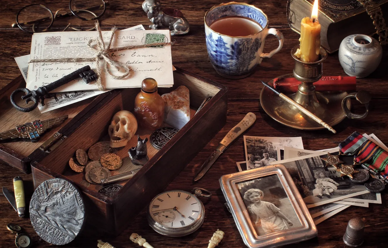 Фото обои чай, вещи, часы, череп, свеча, ключ, очки, нож
