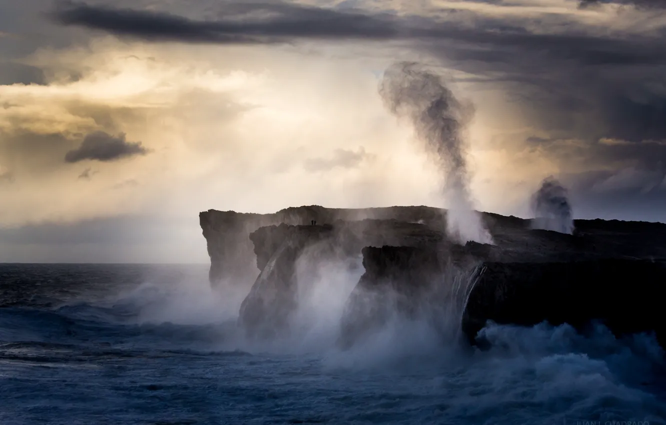 Фото обои море, брызги, шторм, скалы, рассвет, побережье