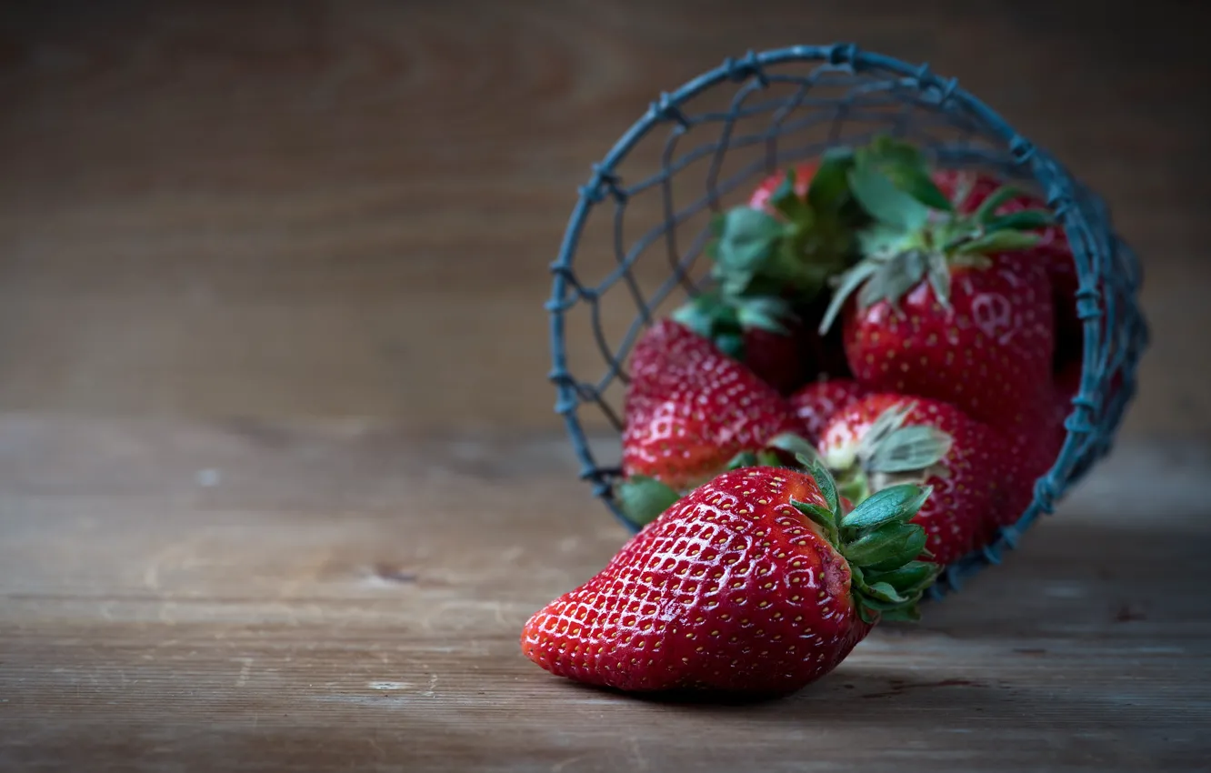 Фото обои ягоды, фон, темный, доски, клубника, корзинка, фотосессия, ягодки