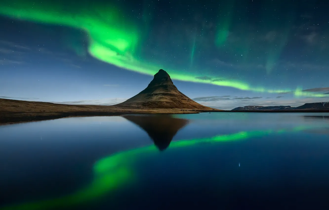 Фото обои небо, звезды, ночь, гора, северное сияние, Исландия, фьорд, Kirkjufell