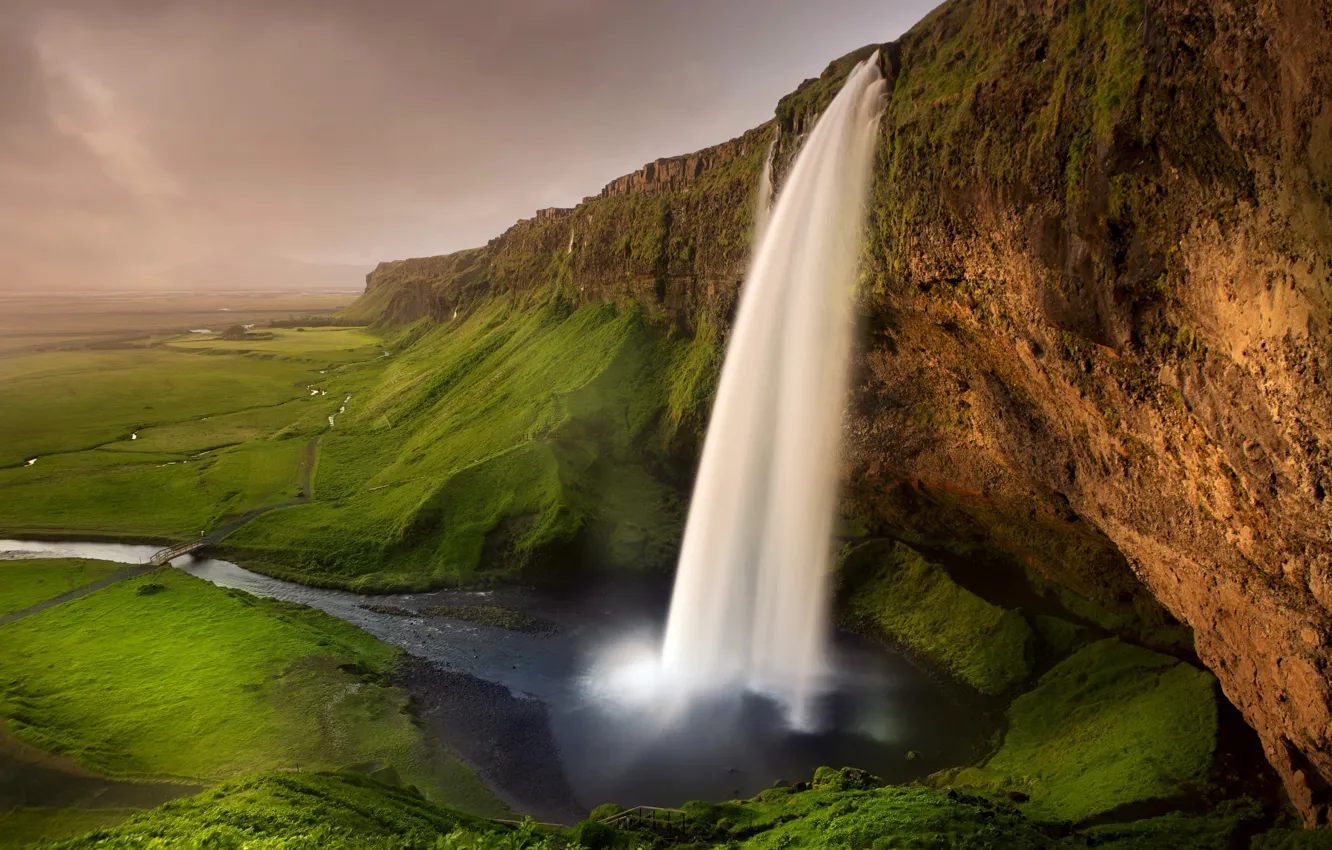 Фото обои зелень, скалы, водопад, тропа, речка, мостик, Исландия, Seljalandsfoss waterfall