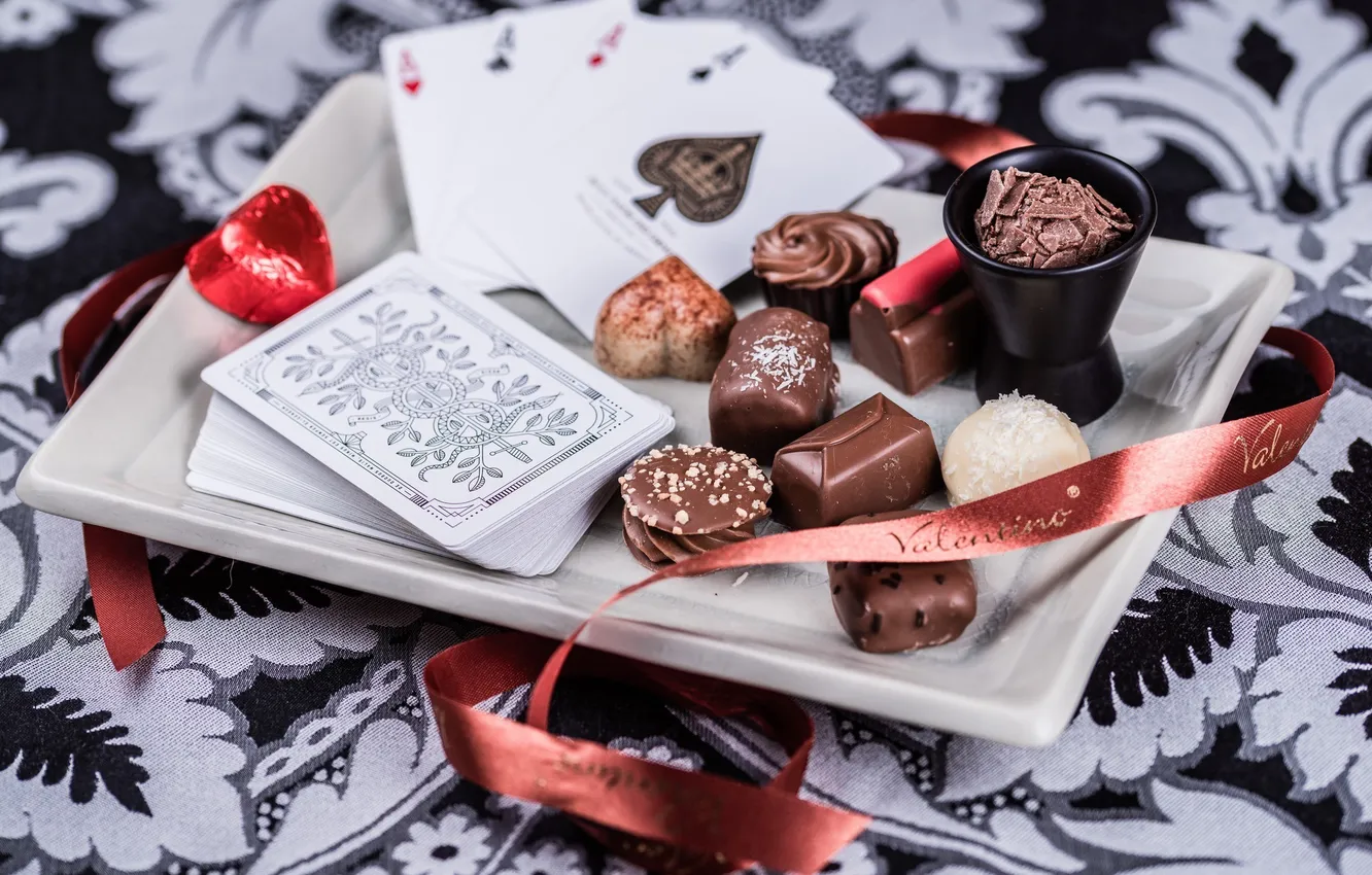Фото обои карты, лента, cards, шоколадные конфеты, tape, chocolate candy