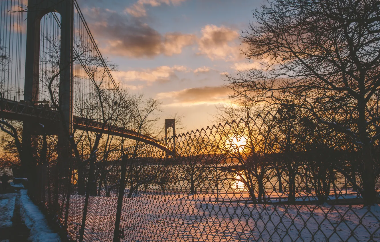 Фото обои зима, солнце, облака, снег, закат, река, забор, Нью-Йорк