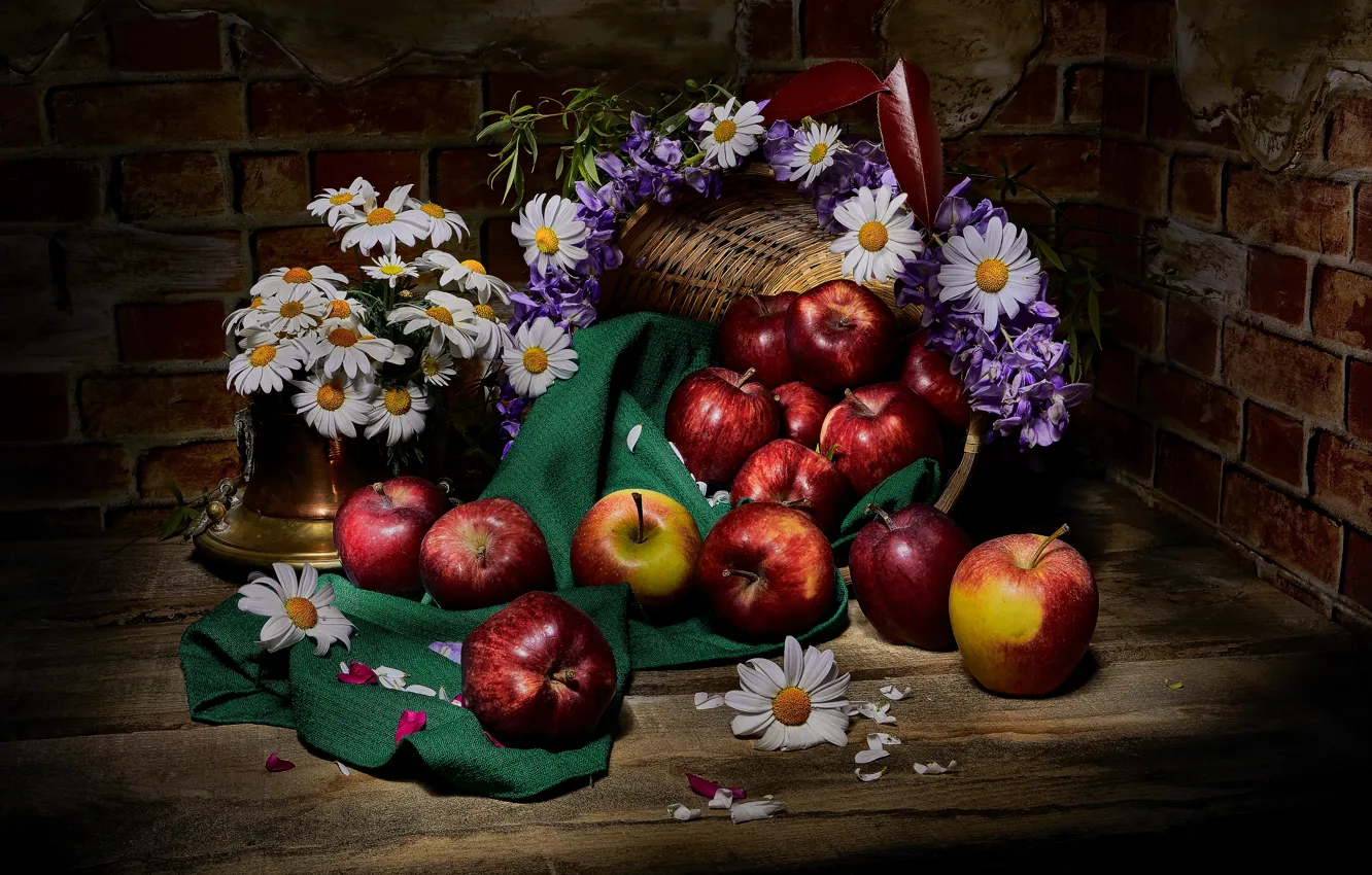 Фото обои цветы, темный фон, яблоки, еда, ромашки, ткань, натюрморт, корзинка