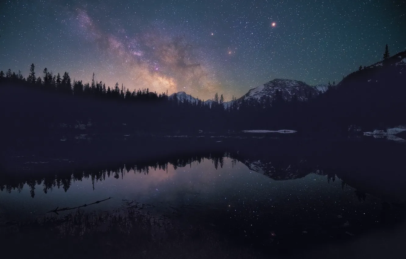 Фото обои лес, звезды, горы, ночь, озеро, отражение, берег, дымка