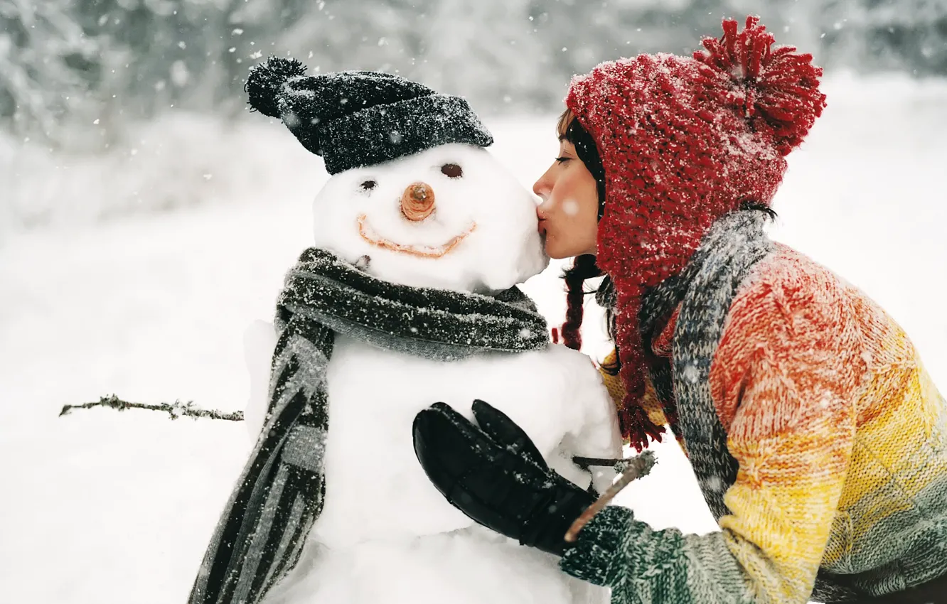 Фото обои зима, девушка, снег, поцелуй, снеговик