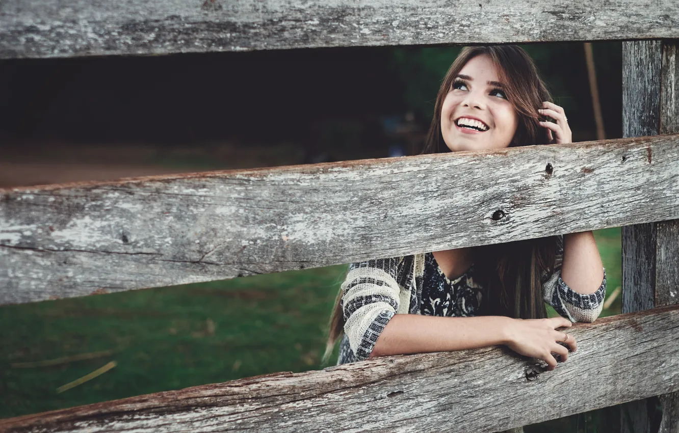 Фото обои девушка, улыбка, забор, ограда