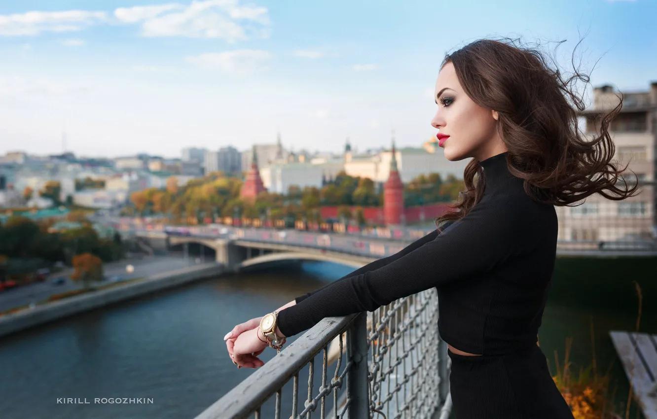 Фото обои пейзаж, город, поза, река, модель, портрет, макияж, прическа