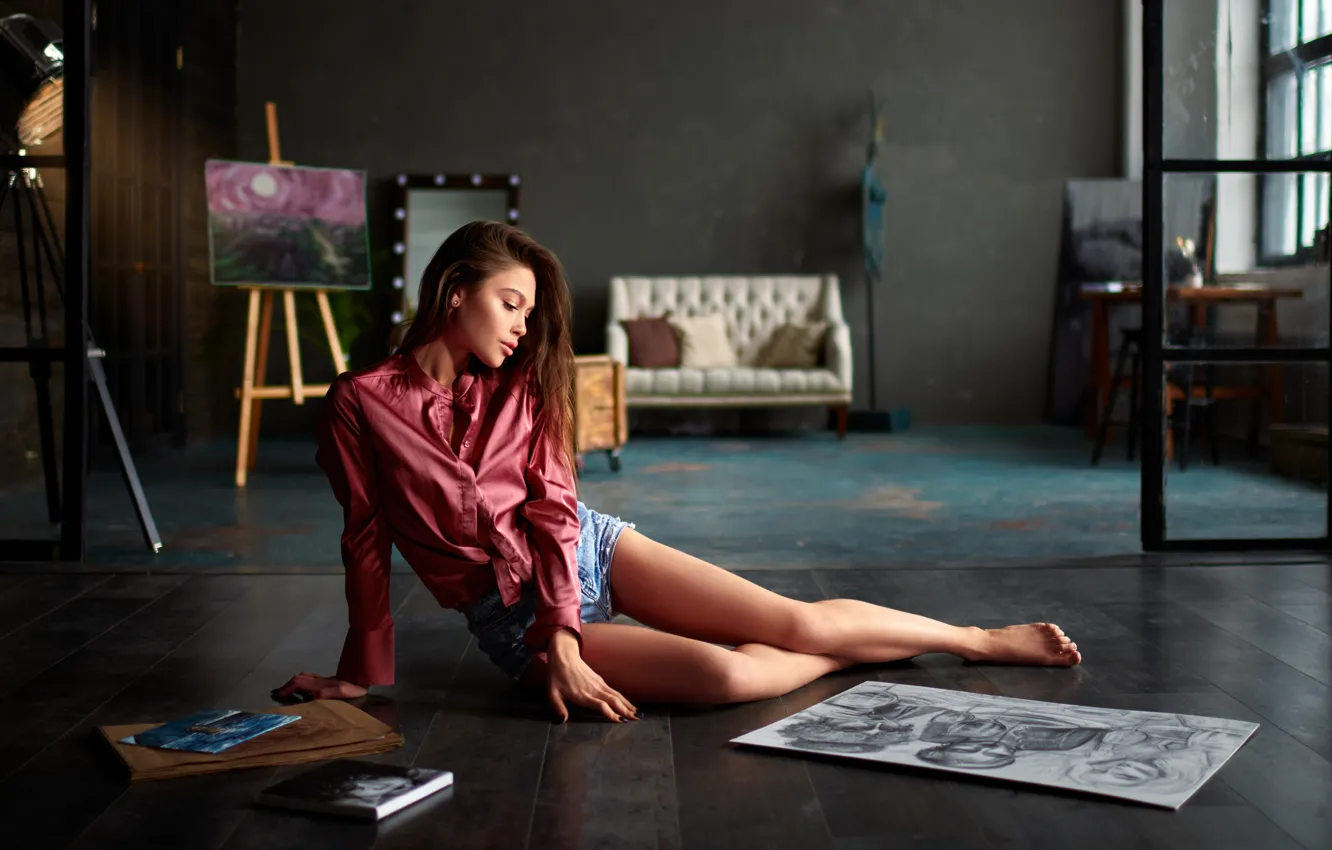 Фото обои девушка, поза, шорты, картины, блузка, ножки, на полу, Сергей Ольшевский