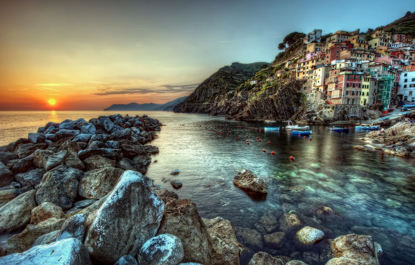Фото обои море, пейзаж, закат, побережье, здания, лодки, Italy, Riomaggiore
