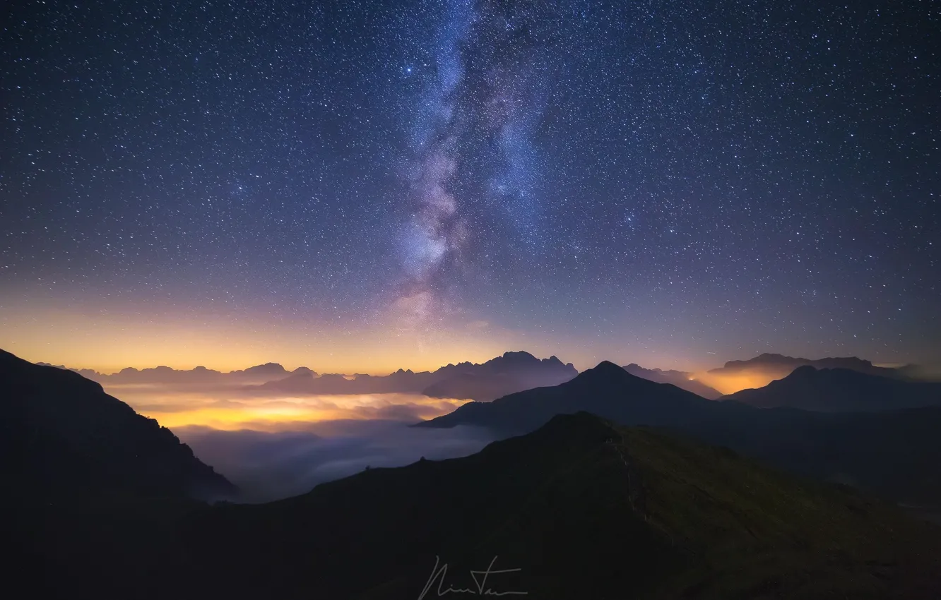 Фото обои небо, звезды, свет, горы, ночь, туман, млечный путь