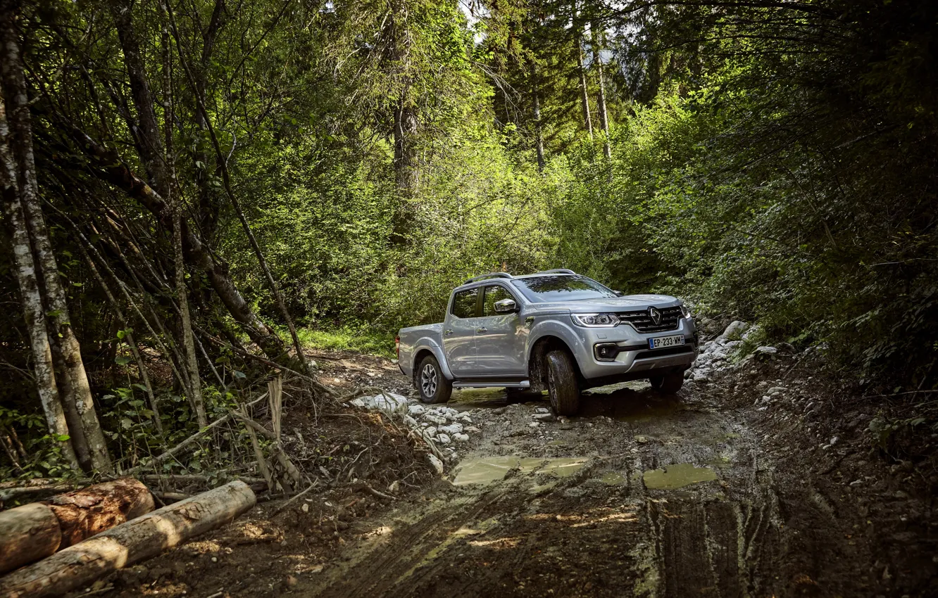 Фото обои лес, следы, земля, грязь, Renault, пикап, 4x4, 2017