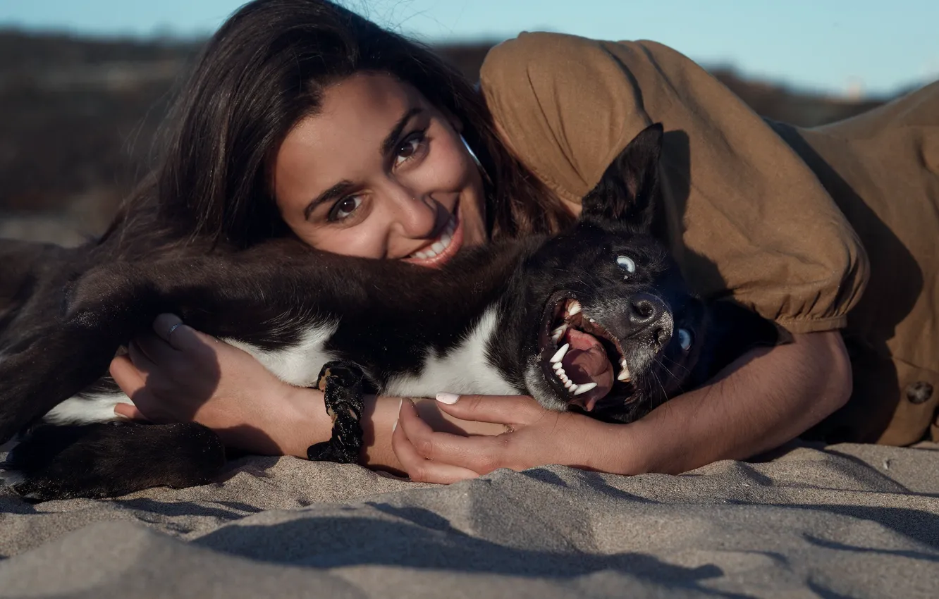 Фото обои песок, взгляд, девушка, радость, лицо, улыбка, настроение, собака