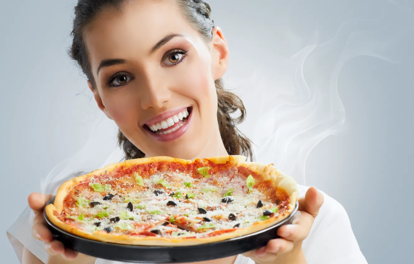 Фото обои девушка, улыбка, пар, шатенка, пицца, кареглазая
