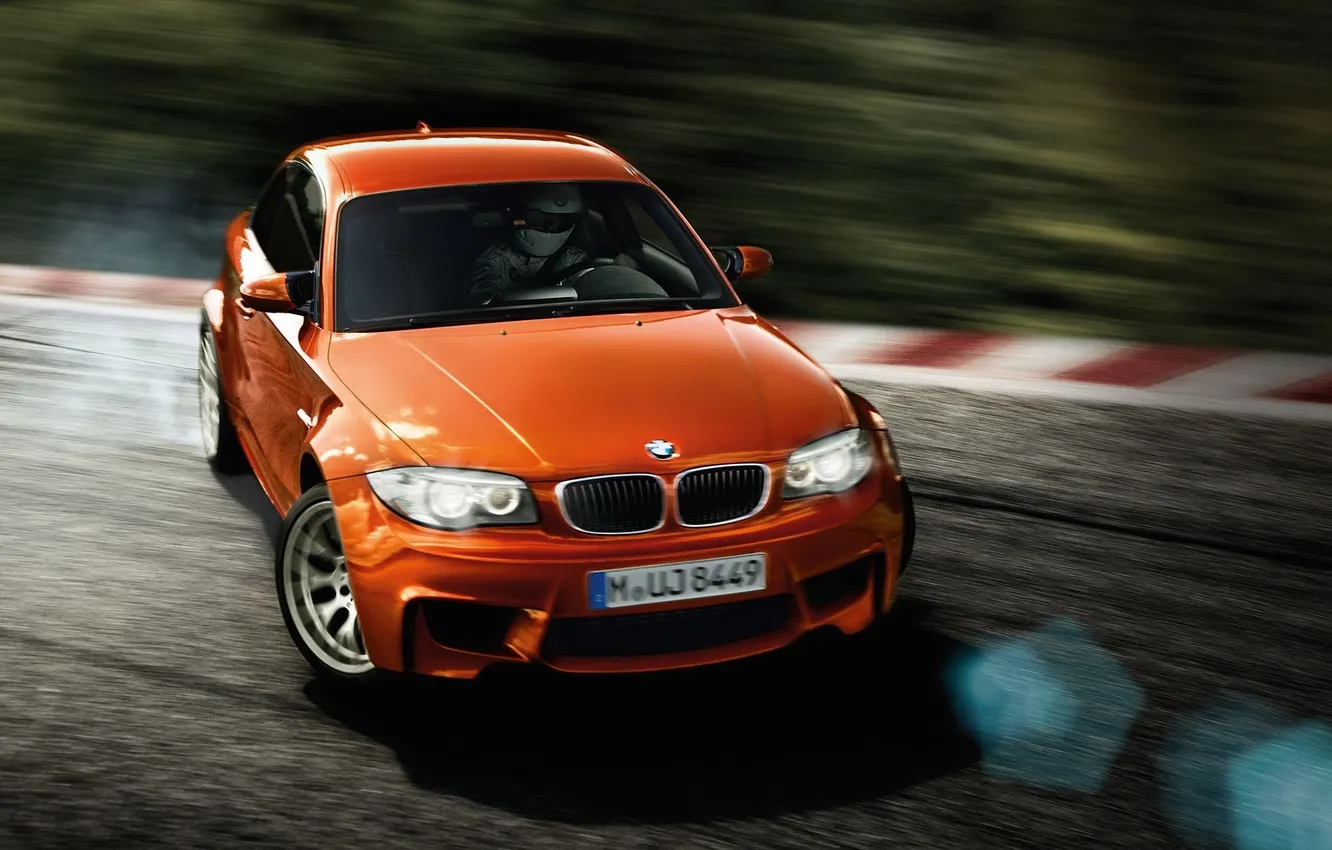 Фото обои дорога, оранжевый, bmw, купе, поворот, водитель, дрифт, блик