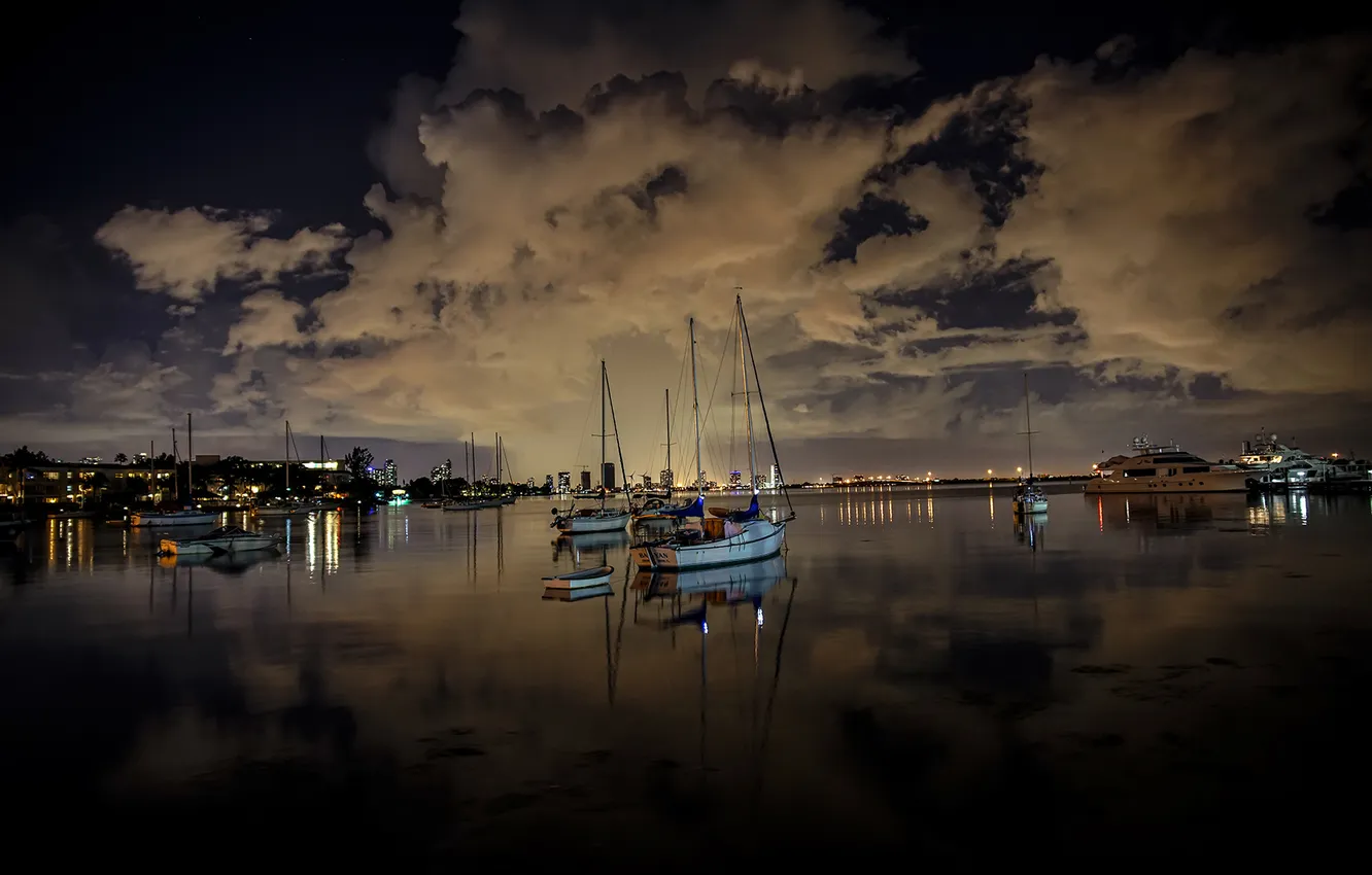 Фото обои море, небо, облака, ночь, огни, лодка, яхта, гавань