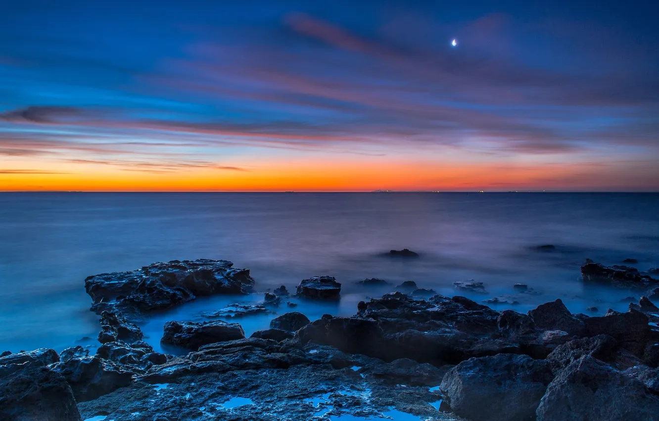 Фото обои море, небо, закат, камни, луна, sunset