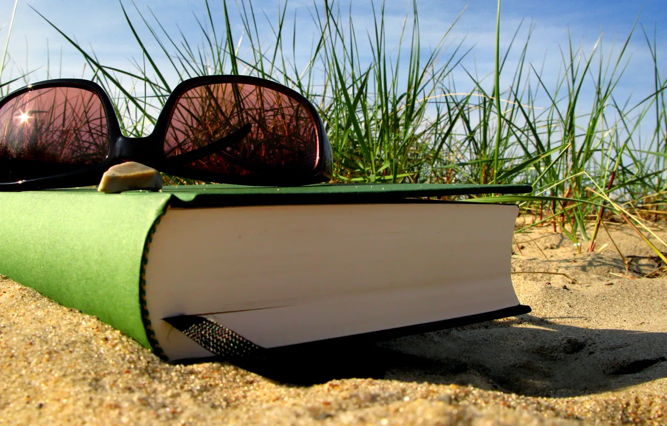Фото обои песок, лето, трава, отдых, очки, книга, закладка