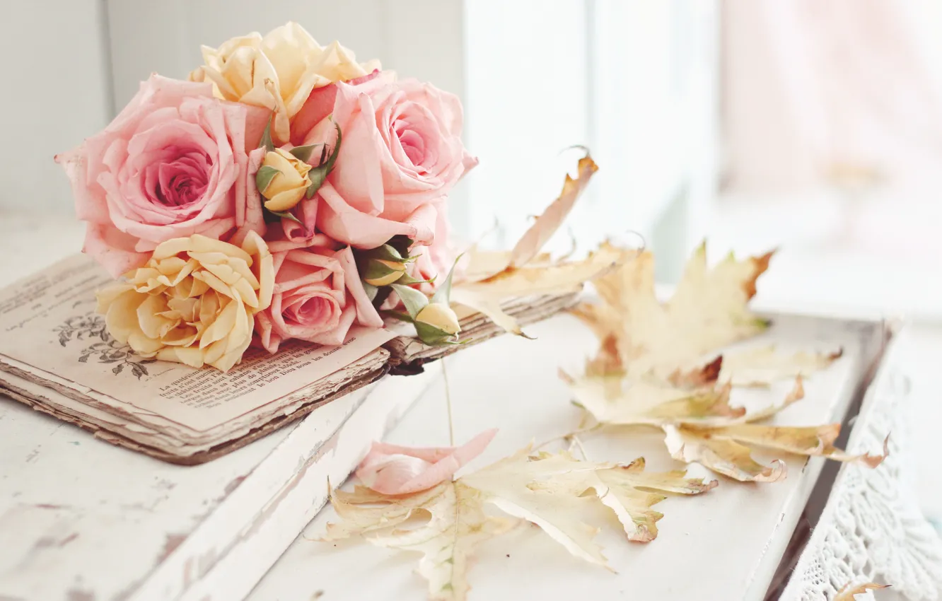 Фото обои осень, листья, цветы, розы, натюрморт
