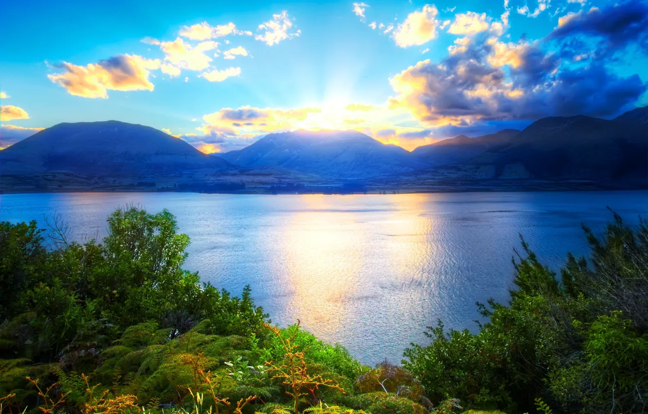 Фото обои зелень, небо, трава, вода, солнце, облака, горы, природа