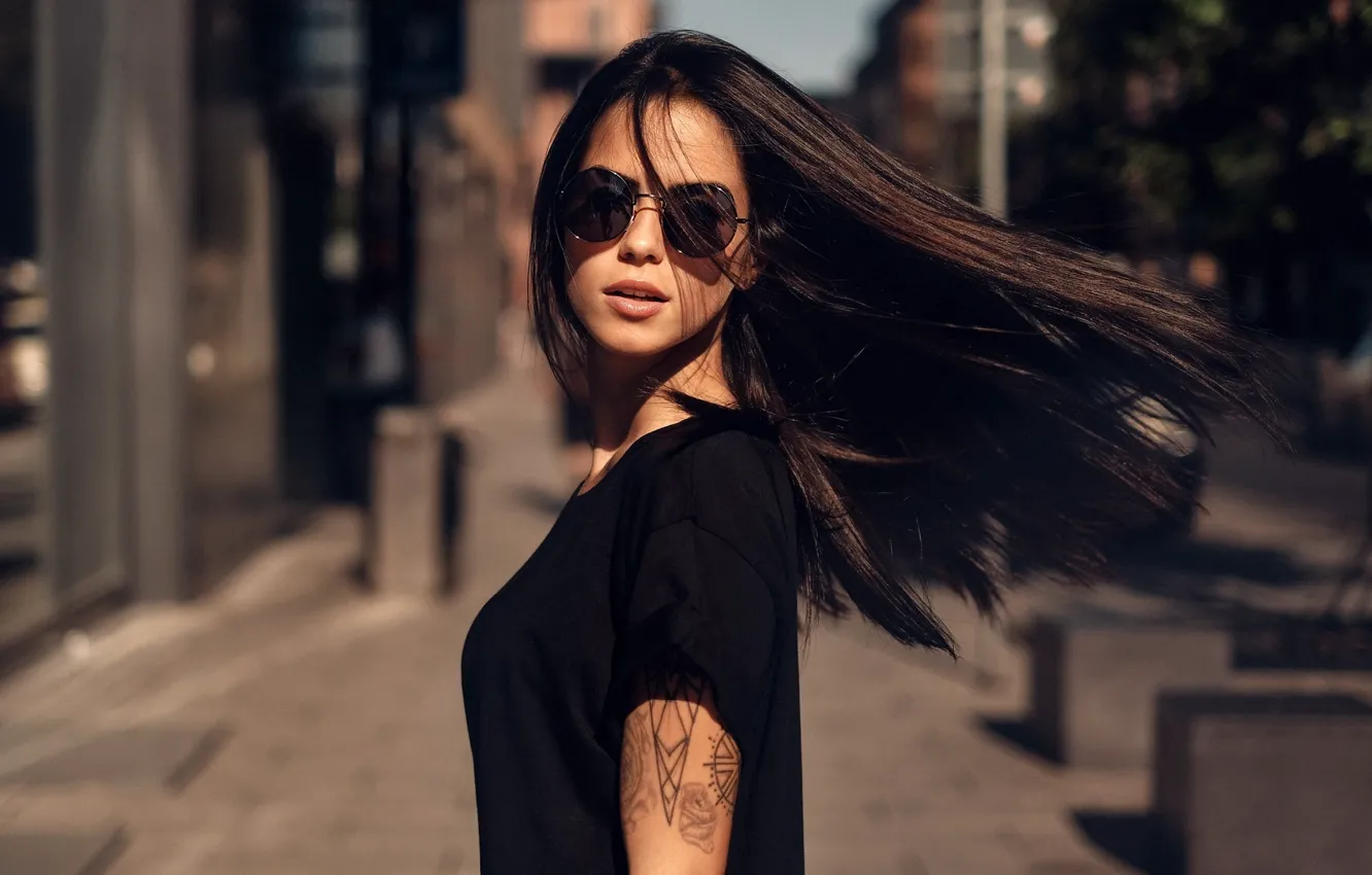 Фото обои солнце, улица, модель, брюнетка, тату, очки, прическа, красотка