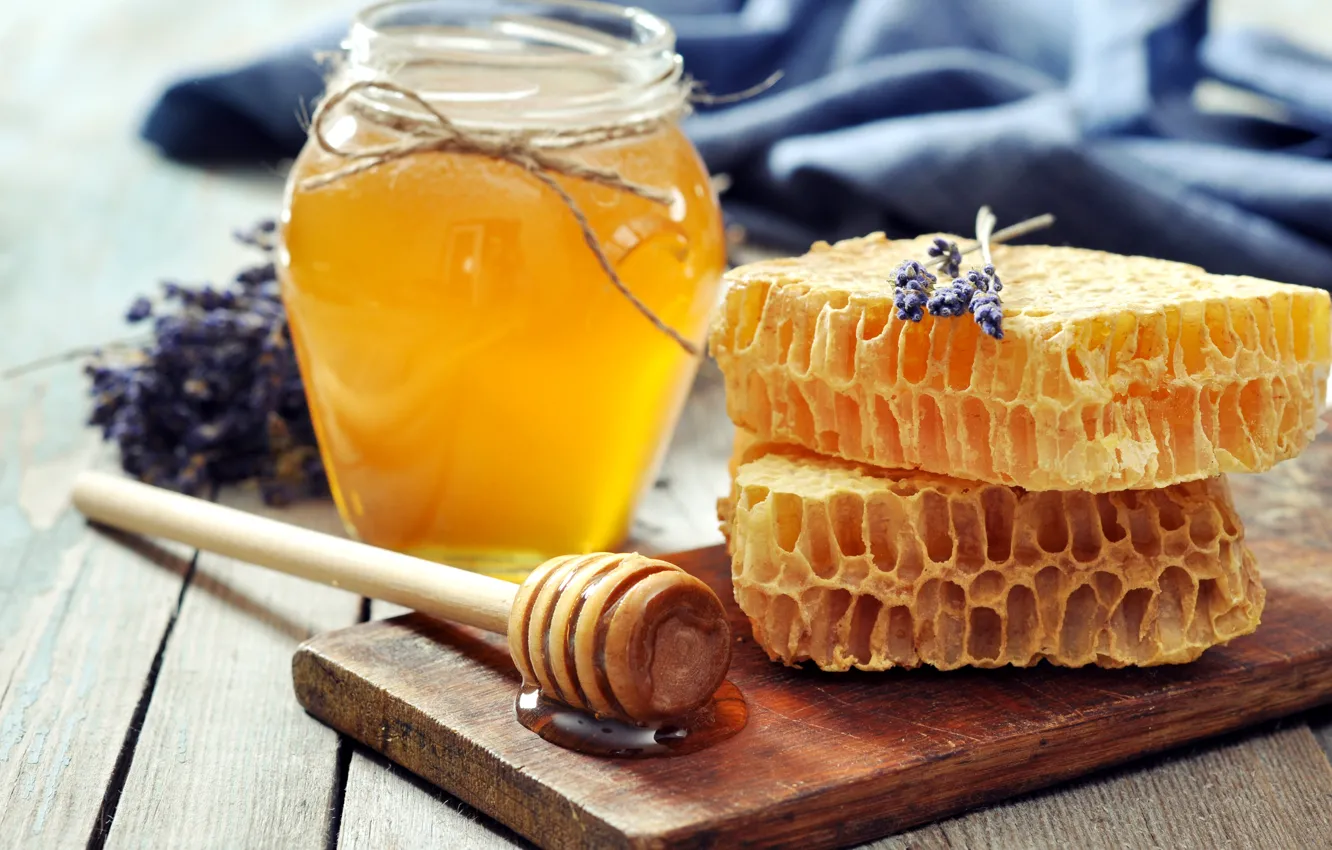 Фото обои соты, мед, ложка, банка, доска, мёд, лаванда, баночка
