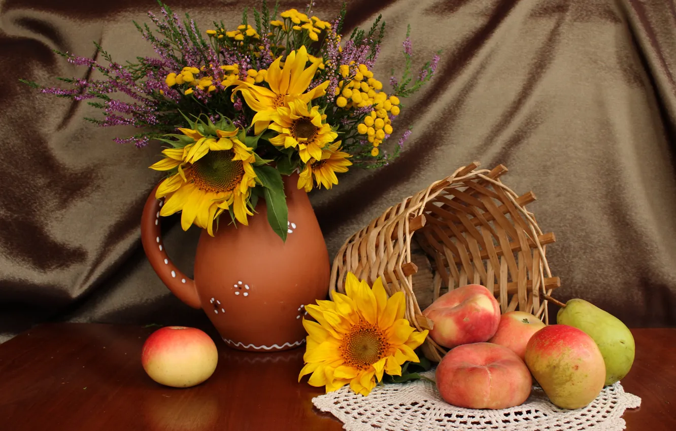 Фото обои стол, корзина, яблоки, подсолнух, ваза, груша, фрукты, натюрморт