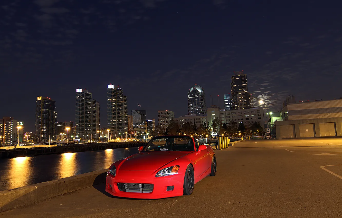 Фото обои небо, ночь, город, ночные огни, red, Honda, красная, небоскрёбы