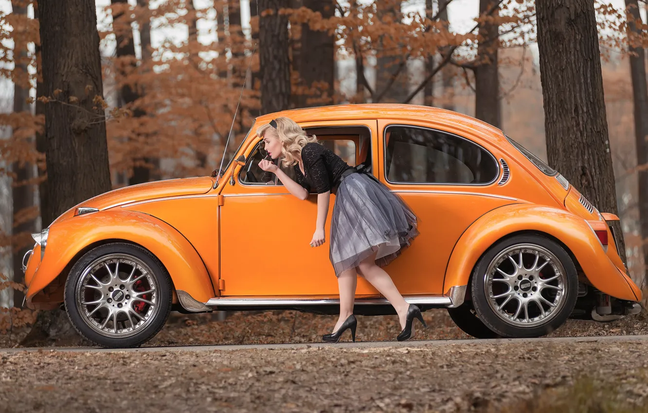 Фото обои осень, девушка, поза, жук, блондинка, автомобиль, фольксваген