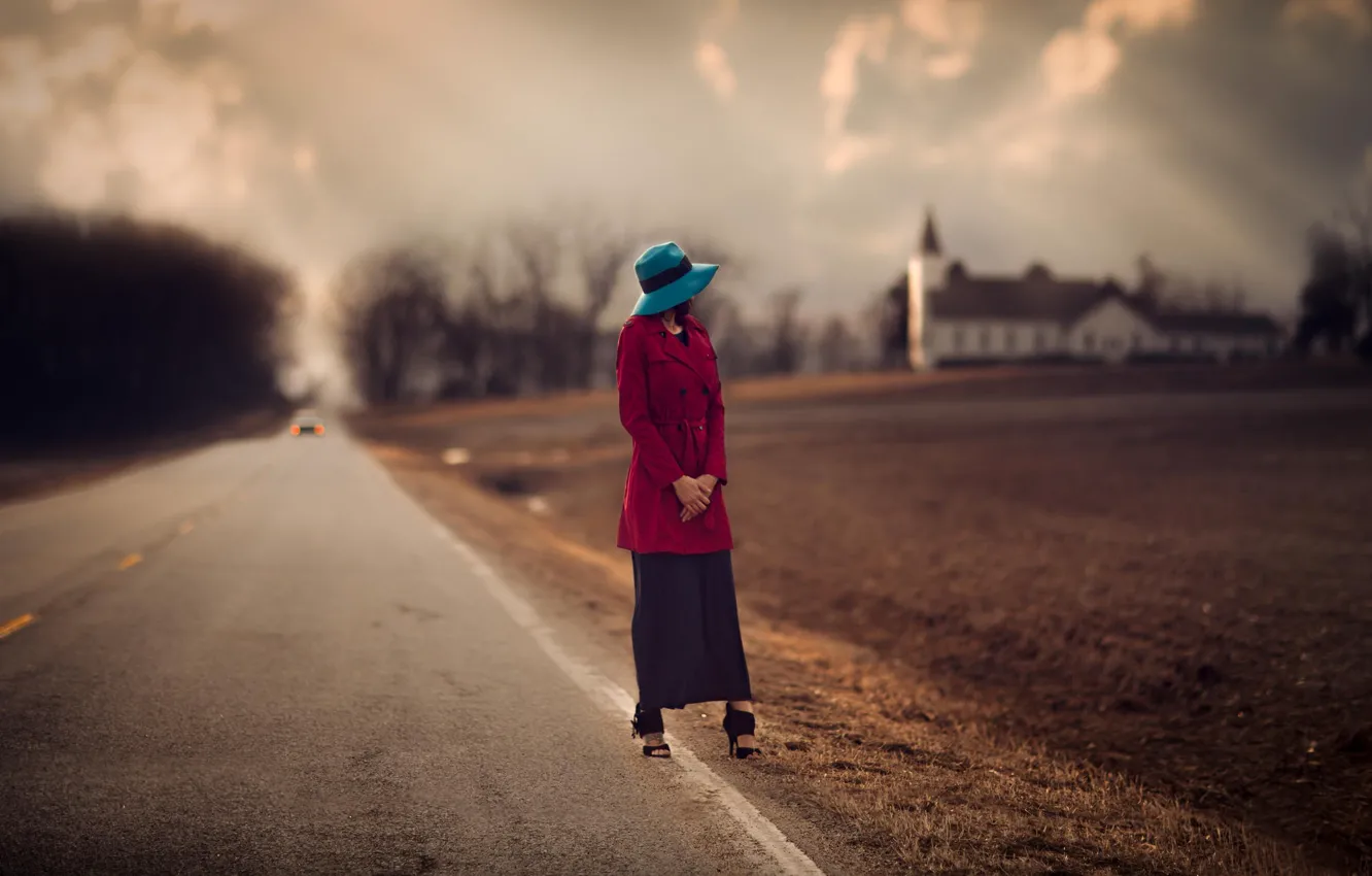 Фото обои дорога, девушка, размытие, церковь, шляпка, обочина, пашня