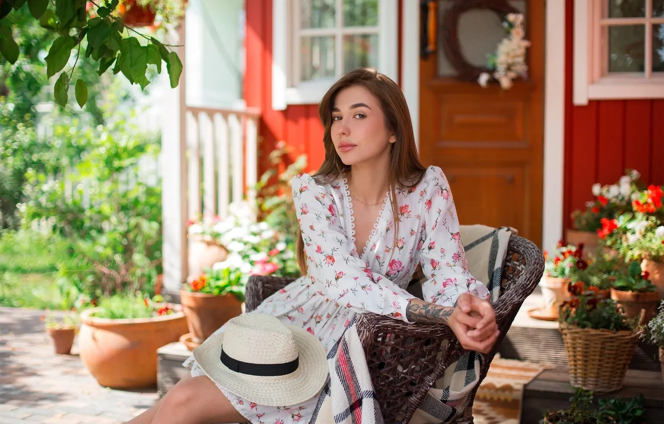 Фото обои девушка, flowers, model, women, brunette, white hat, looking at viewer, women outdoors